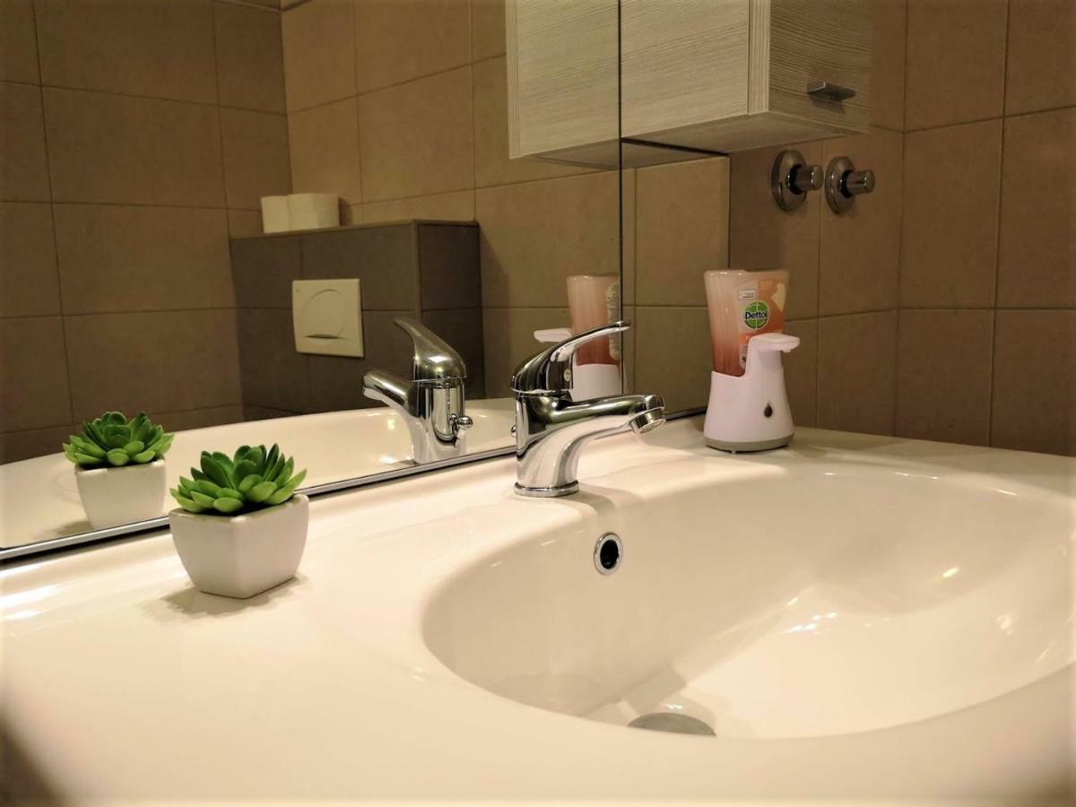 Apartment In The Smallest Town In The World Hum Екстер'єр фото